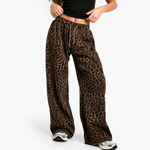 Petite Leopard Wide Leg Jogger